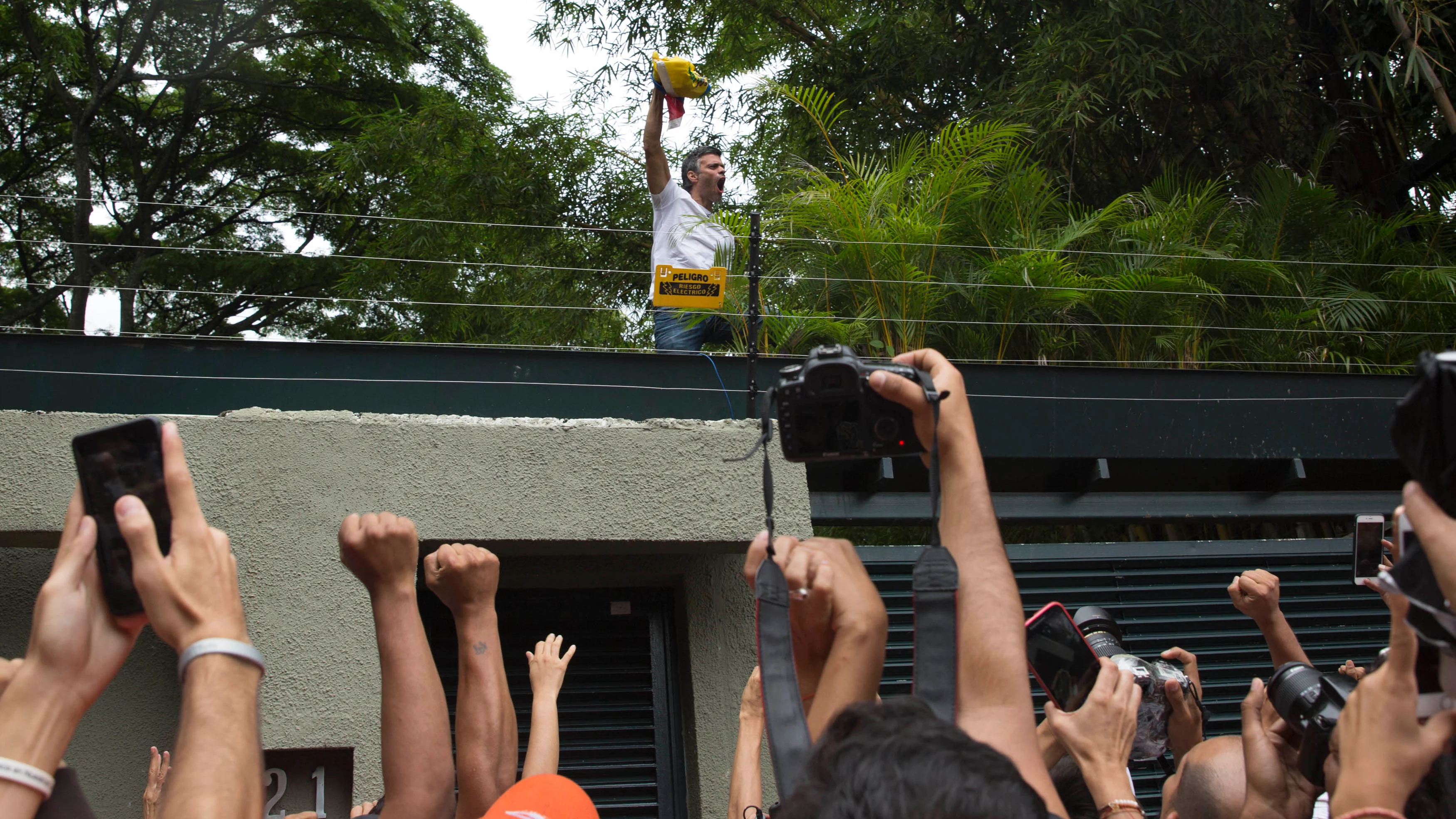 El líder opositor venezolano Leopoldo López saluda a seguidores