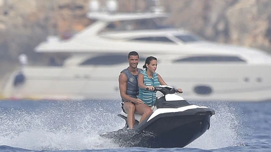 Cristiano Ronaldo y Georgina Rodríguez sobre una moto de agua Cristiano Ronaldo y Georgina Rodríguez, de vacaciones