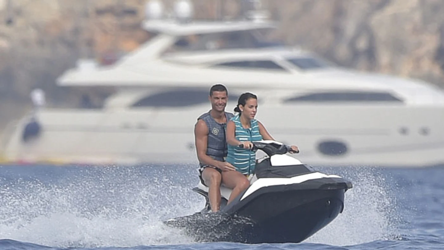 Cristiano Ronaldo y Georgina Rodríguez sobre una moto de agua Cristiano Ronaldo y Georgina Rodríguez, de vacaciones