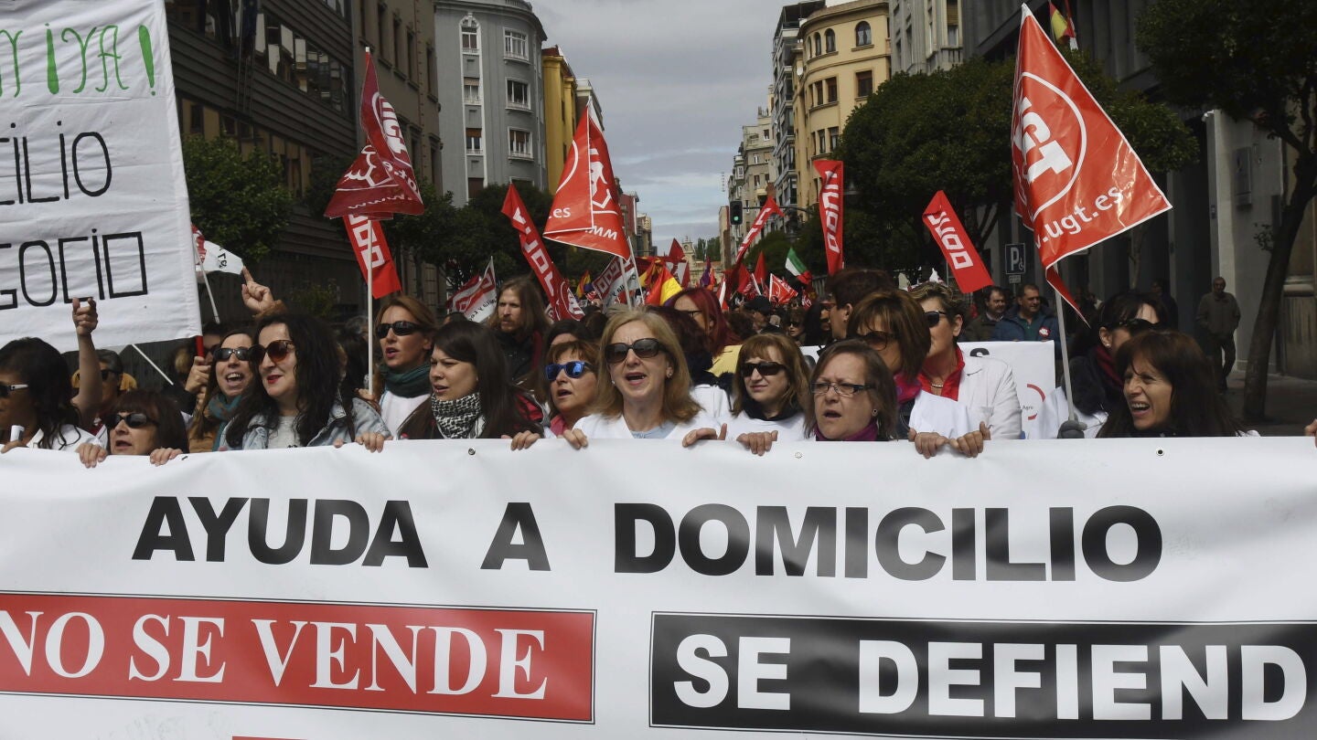 Varias mujeres portan una pancarta durante la manifestaci&oacute;n por el Primero de Mayo pidiendo salarios "justos"