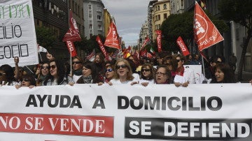 Varias mujeres portan una pancarta durante la manifestación por el Primero de Mayo pidiendo salarios "justos"