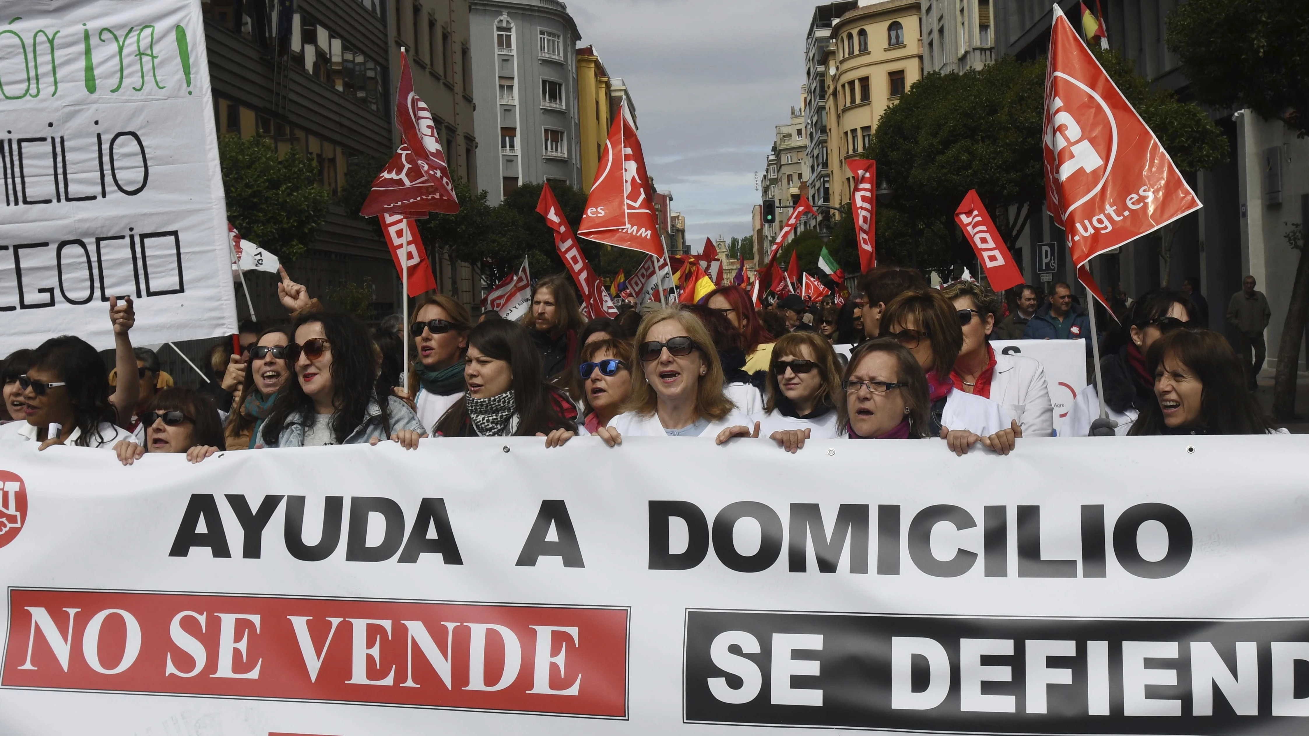 Varias mujeres portan una pancarta durante la manifestación por el Primero de Mayo pidiendo salarios "justos"