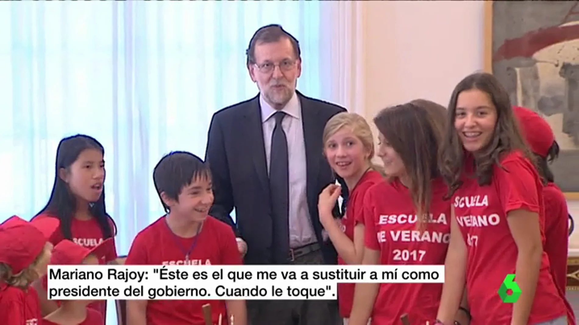 Rajoy enseña la Moncloa a los hijos de los trabajadores del Ministerio de Presidencia