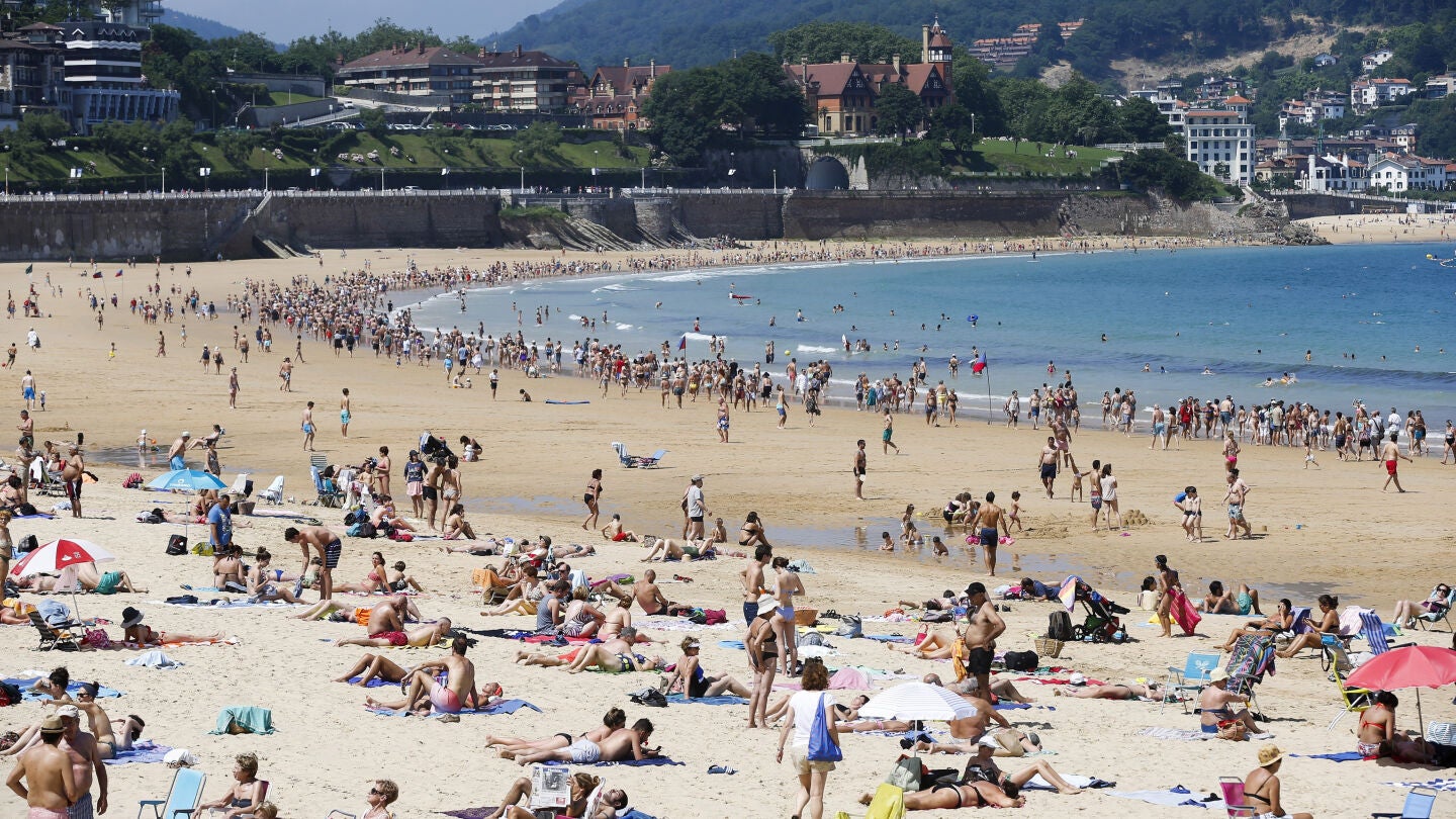 Numerosos vecinos y turistas ayer en la playa de La Concha de San Sebasti&aacute;n