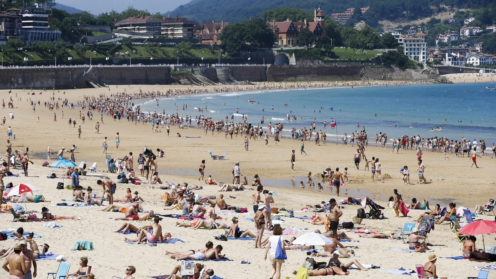 Numerosos vecinos y turistas ayer en la playa de La Concha de San Sebastián
