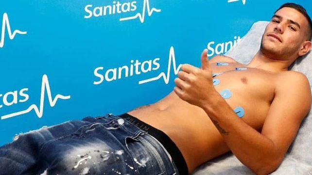 Theo Hernández pasa el reconocimiento médico con el Real Madrid