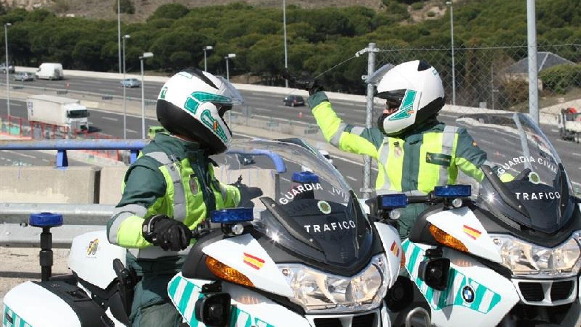 Dos guardias civiles de Tráfico