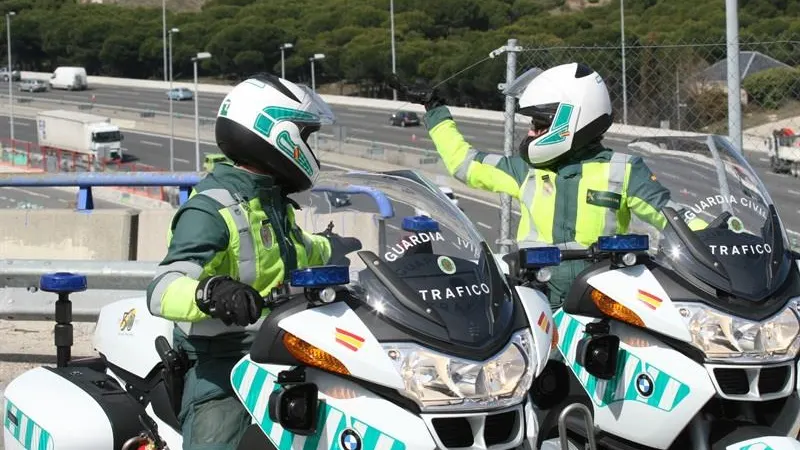 Dos guardias civiles de Tráfico