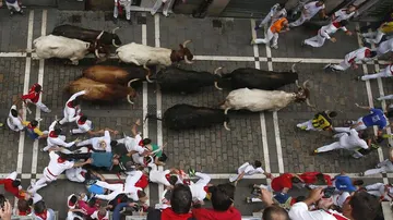 Los toros de la ganadería de Fuente Ymbro a su paso por la calle Estafeta de Pamplona