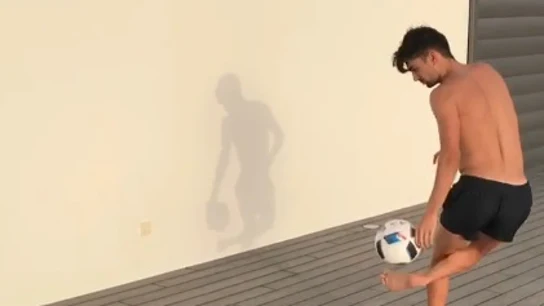 Enzo Zidane dando toques al balón Enzo Zidane dando toques al balón