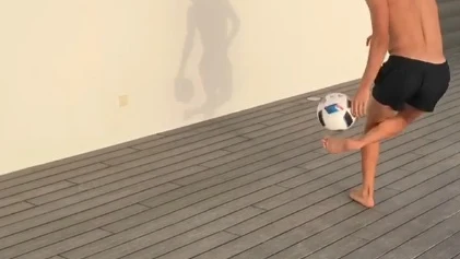 Enzo Zidane dando toques al balón Enzo Zidane dando toques al balón