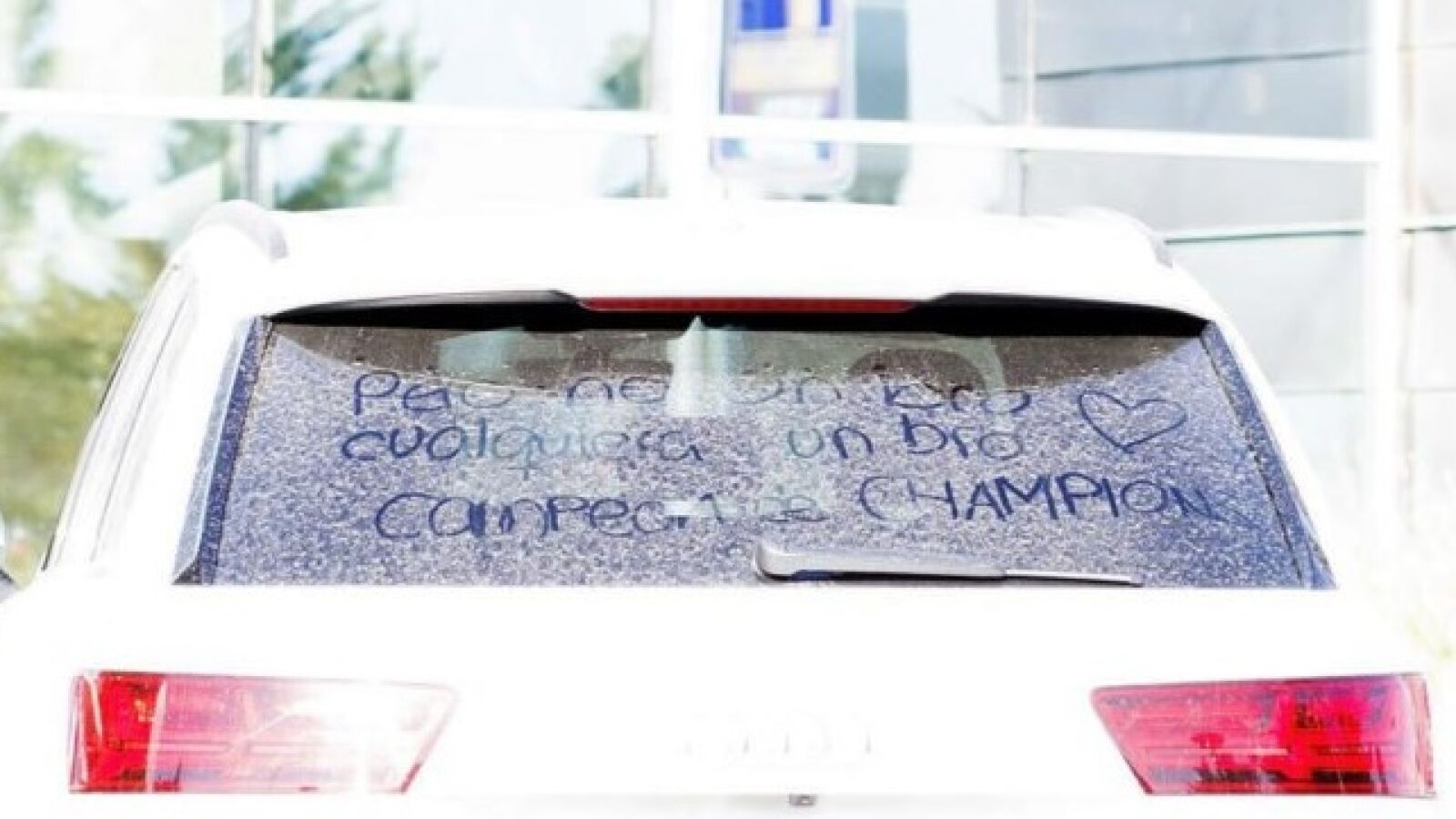 La luna del coche de Isco a su llegada a La Moraleja