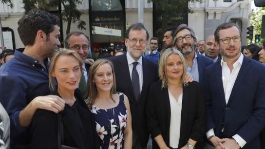 Mariano Rajoy junto a Mari Mar Blanco, hermana de Miguel &Aacute;ngel Blanco