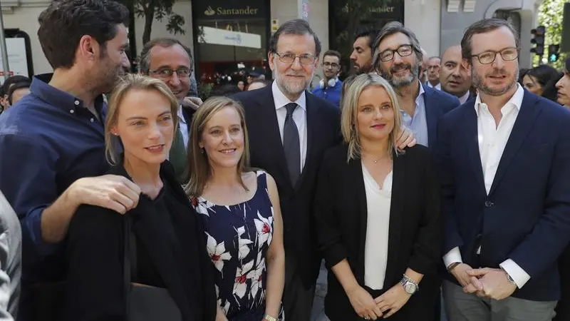 Mariano Rajoy junto a Mari Mar Blanco, hermana de Miguel Ángel Blanco