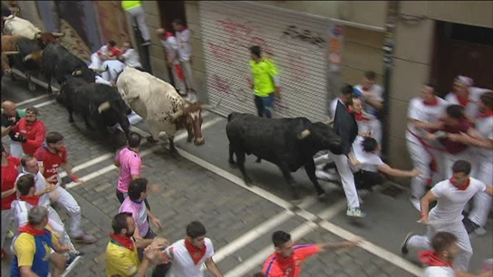 Cogida en el cuarto encierro de San Fermín Cogida en el cuarto encierro de San Fermín
