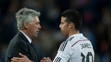 Ancelotti saluda a James