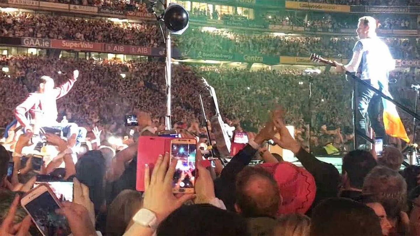 El joven, justo antes de subir al concierto