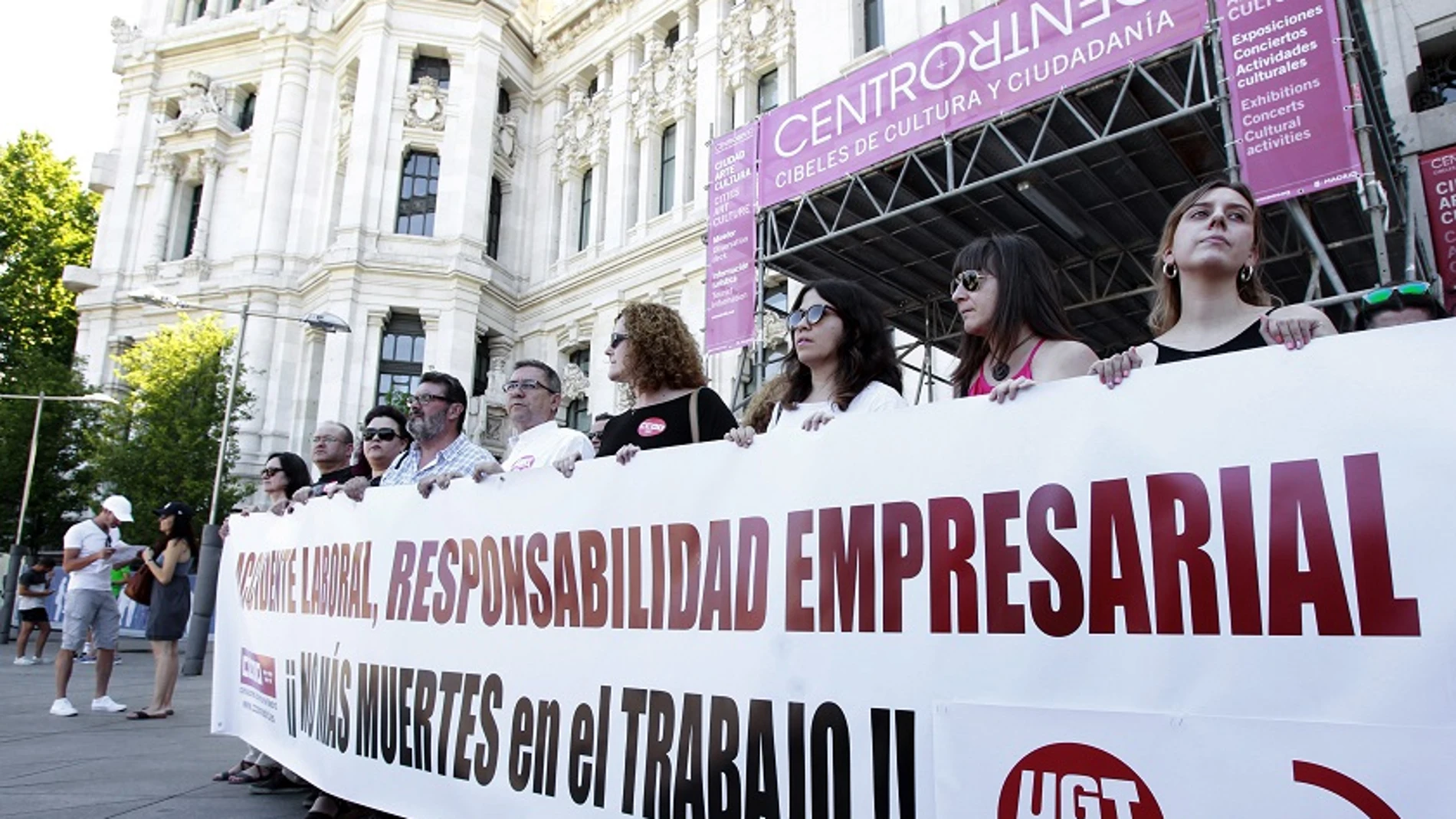 Concentración de los sindicatos por el fallecimiento del acróbata Pedro Aunión en el festival Mad Cool 
