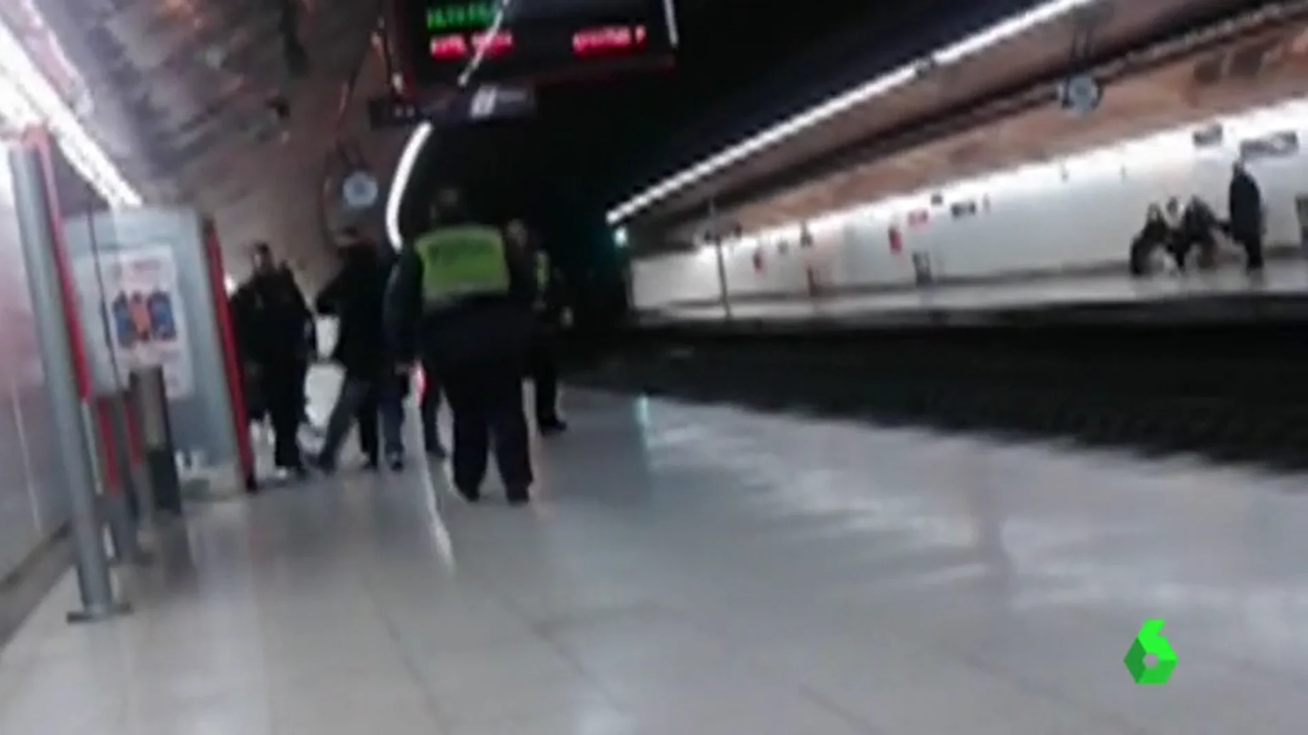  20 años de cárcel para el joven que arrojó a un policía a las vías del metro de Madrid