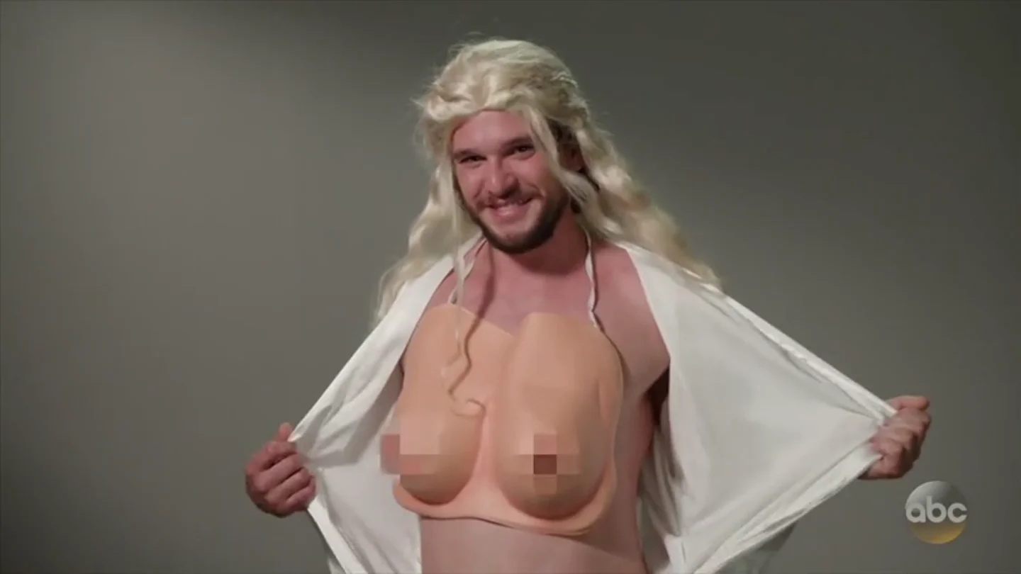 Kit Harington, el actor que interpreta a Jon Snow, parodia a sus compañeros en un divertido sketch Kit Harington, el actor que interpreta a Jon Snow, parodia a sus compañeros en un divertido sketch