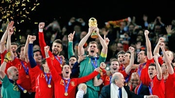 Iker Casillas levanta la Copa del Mundo en Sudáfrica