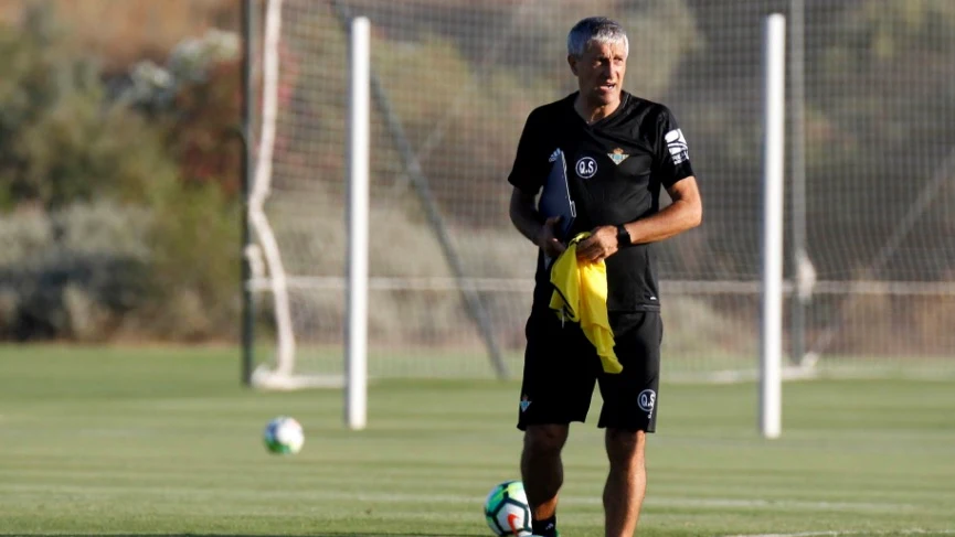 Quique Setién, en el entrenamiento del Betis