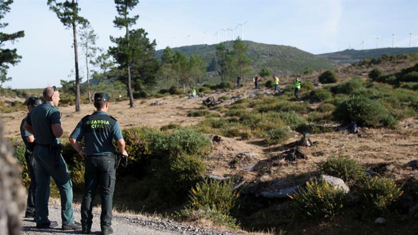 Un grupo de voluntarios participa en las labores de b&uacute;squeda de Diana Quer