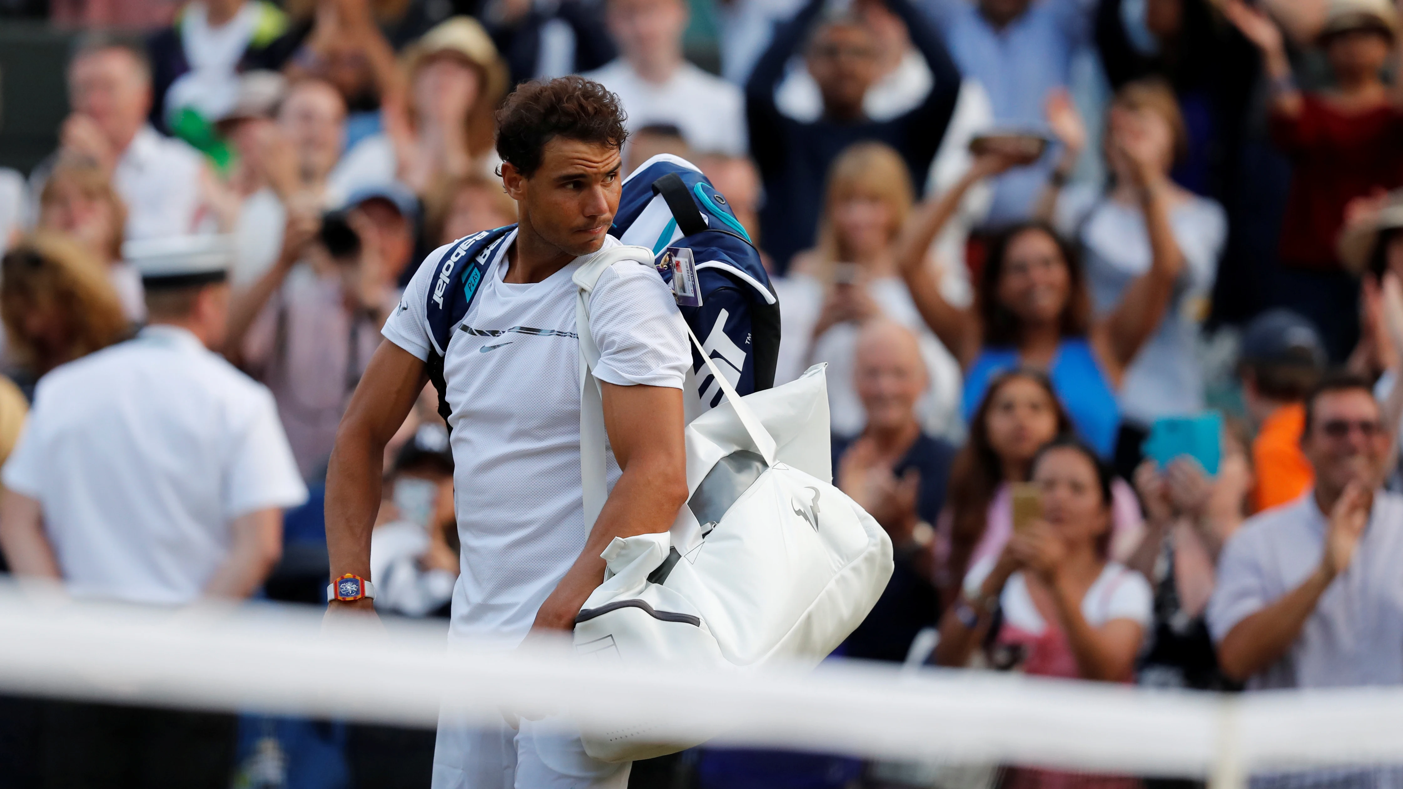 Rafa Nadal espera a Muller para abandonar la pista Rafa Nadal espera a Muller para abandonar la pista