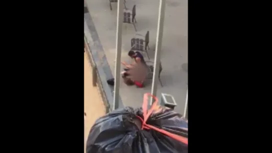 Graban a una pareja practicando sexo a plena luz del día frente a un parque infantil en Barcelona Graban a una pareja practicando sexo a plena luz del día frente a un parque infantil en Barcelona