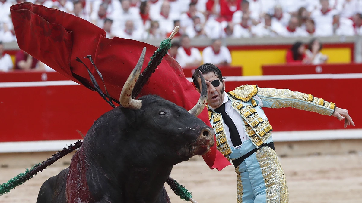 El diestro Juan José Padilla en la faena a su segundo toro, durante la cuarta corrida de la Feria del Toro 2017. 