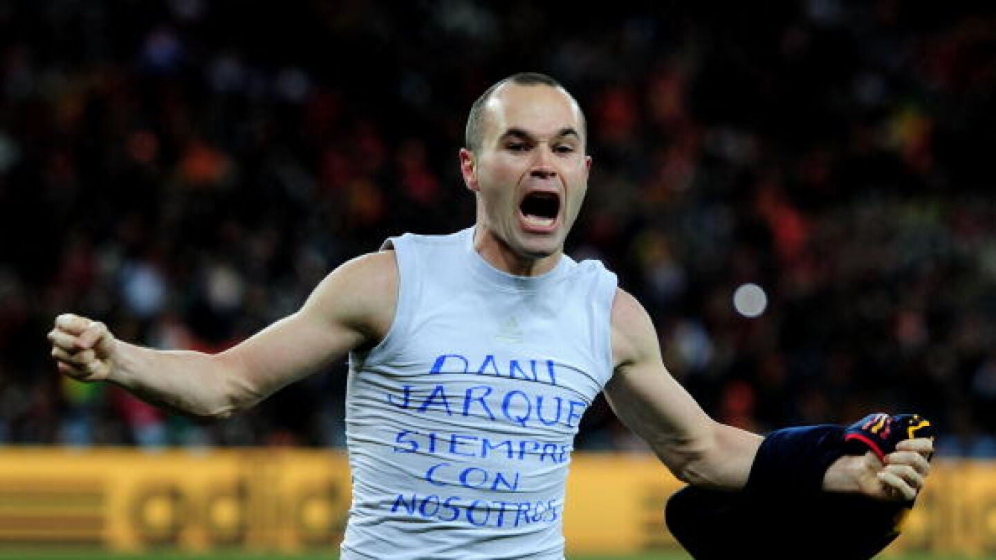 Andr&eacute;s Iniesta celebra su gol ante Holanda en la final del Mundial