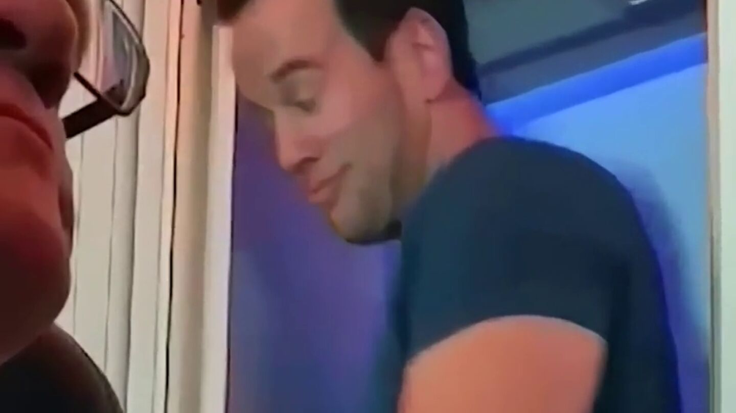 Un pasajero graba a una pareja saliendo del ba&ntilde;o de un avi&oacute;n, y la reacci&oacute;n del hombre se hace viral