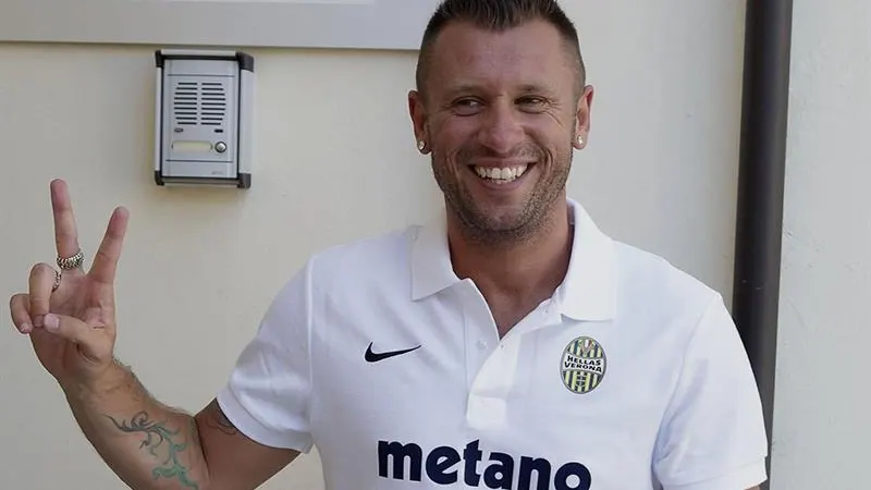 Antonio Cassano, en su presentación como nuevo jugador del Verona. Antonio Cassano, en su presentación como nuevo jugador del Verona.