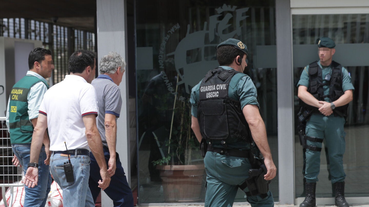 &Aacute;ngel Mar&iacute;a Villar llega a la sede de la RFEF junto a miembros de la Guardia Civil