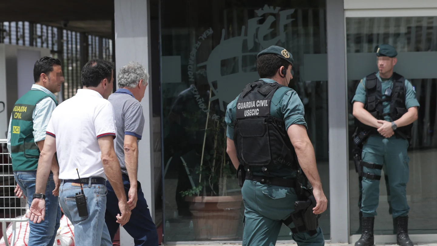 Ángel María Villar llega a la sede de la RFEF junto a miembros de la Guardia Civil Ángel María Villar llega a la sede de la RFEF junto a miembros de la Guardia Civil