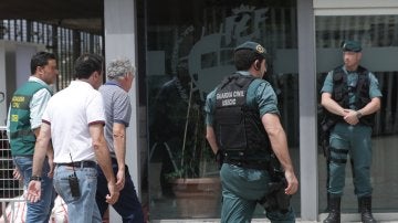 Ángel María Villar llega a la sede de la RFEF junto a miembros de la Guardia Civil