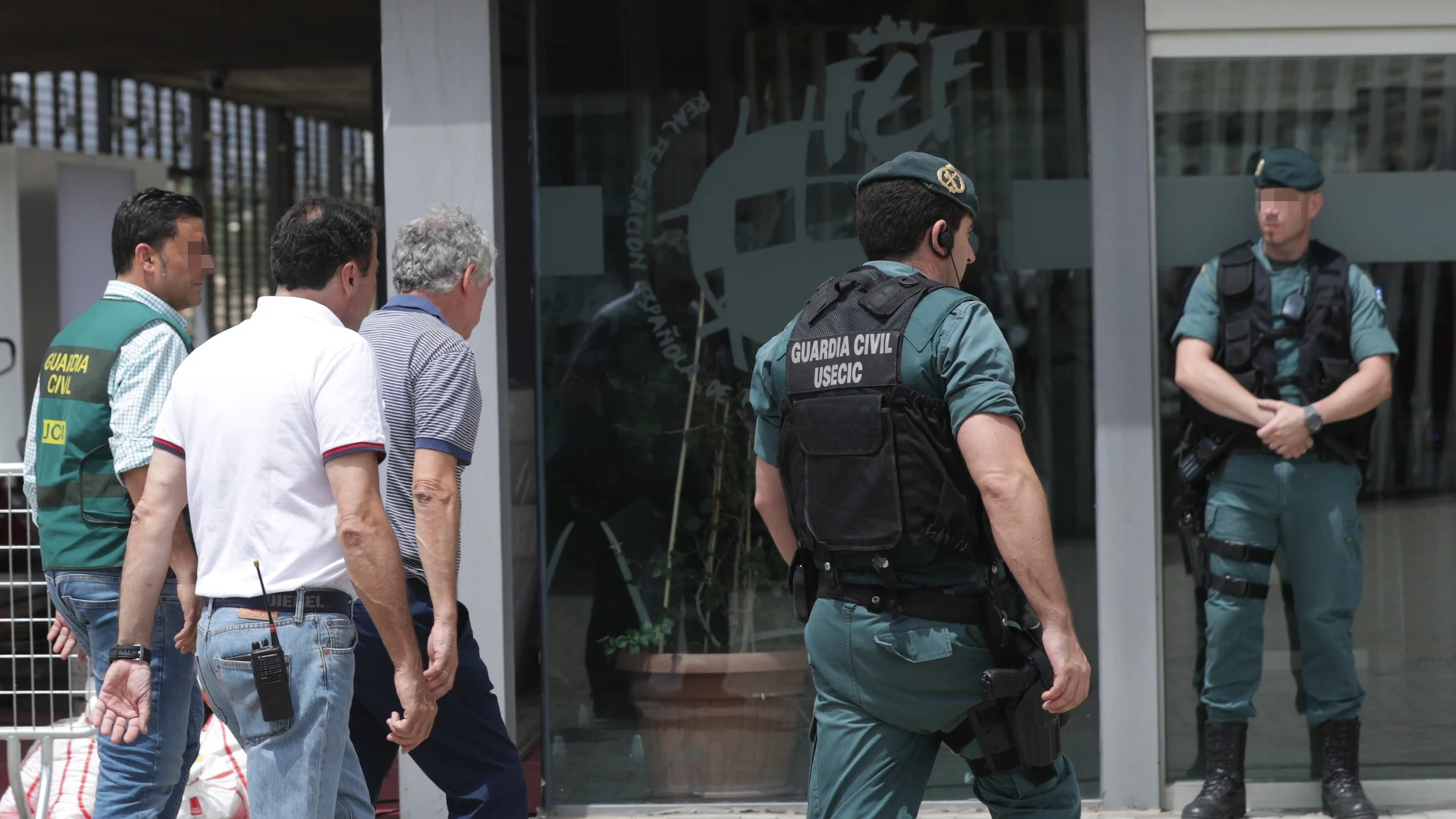 Ángel María Villar llega a la sede de la RFEF junto a miembros de la Guardia Civil