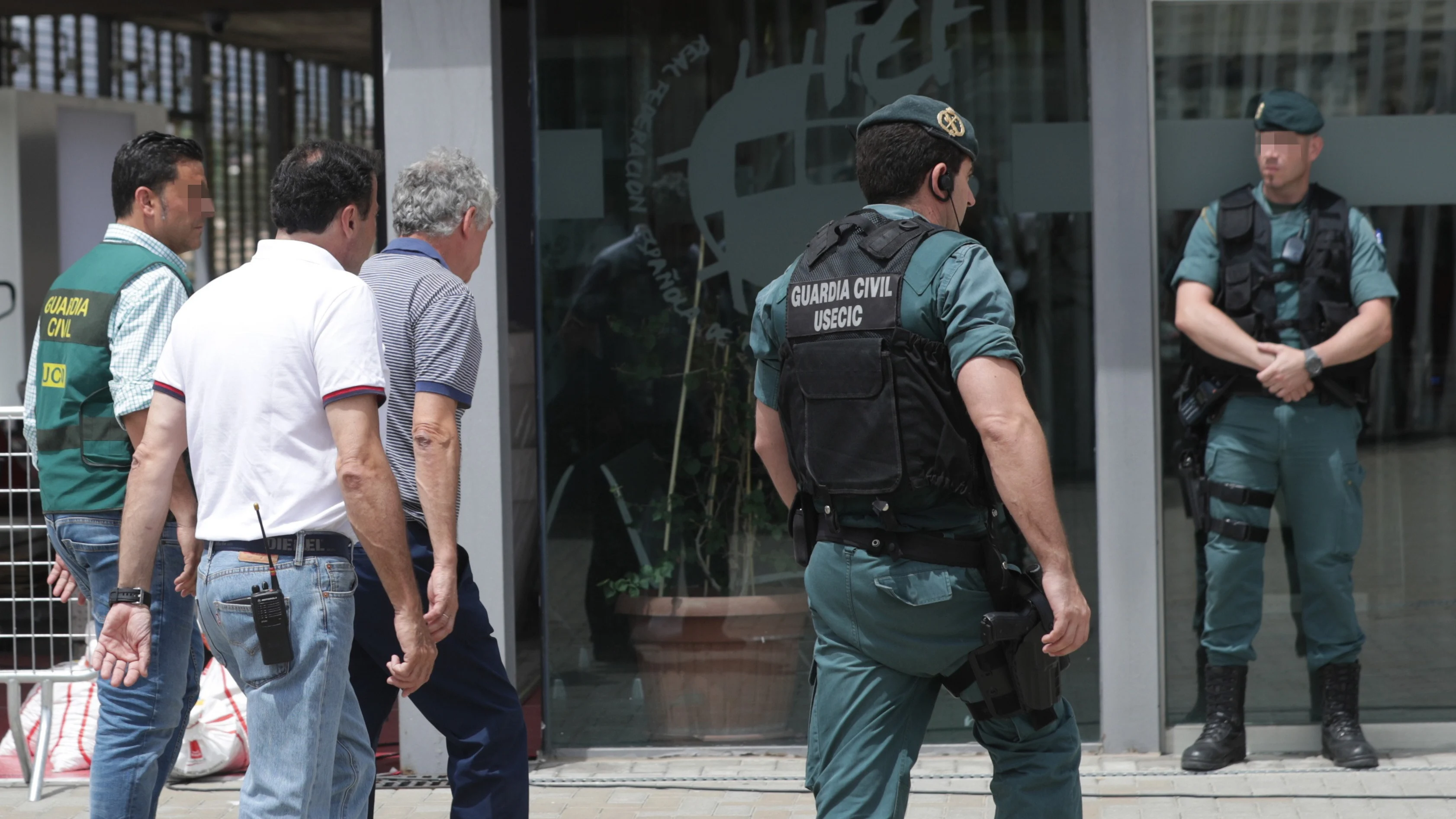 Ángel María Villar llega a la sede de la RFEF junto a miembros de la Guardia Civil