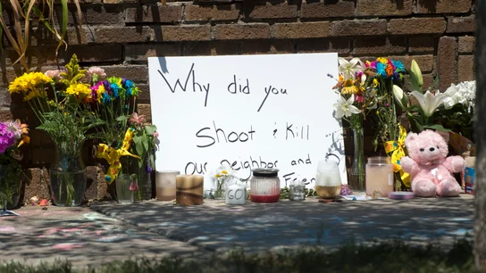 Flores en memoria de la mujer asesinada en EEEUU Flores en memoria de la mujer asesinada en EEEUU