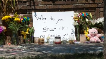 Flores en memoria de la mujer asesinada en EEEUU