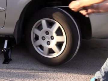 Arrancar el coche con una cuerda y otros 5 trucos para salir airoso de una emergencia [VÍDEO]