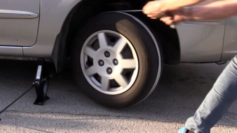 Arrancar el coche con una cuerda y otros 5 trucos para salir airoso de una emergencia [VÍDEO]