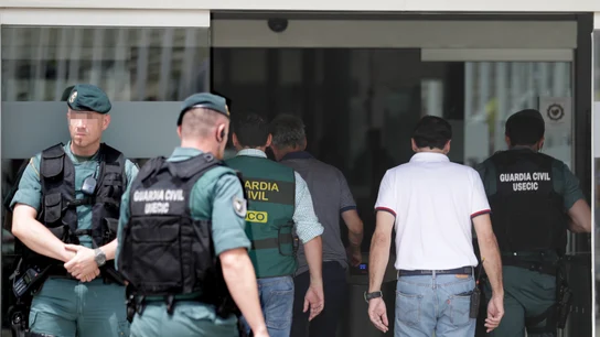 Ángel María Villar accede a la sede de la RFEF acompañado de agentes de la Guardia Civil Ángel María Villar accede a la sede de la RFEF acompañado de agentes de la Guardia Civil