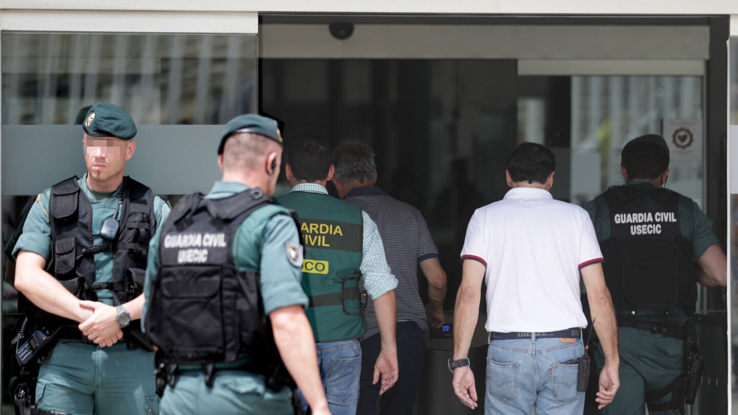 &Aacute;ngel Mar&iacute;a Villar accede a la sede de la RFEF acompa&ntilde;ado de agentes de la Guardia Civil