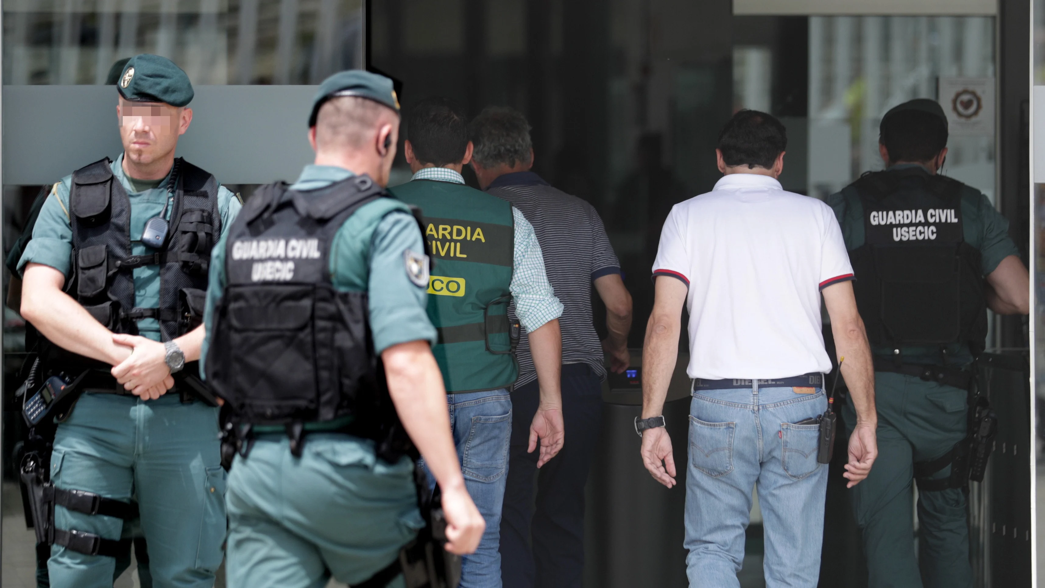 Ángel María Villar accede a la sede de la RFEF acompañado de agentes de la Guardia Civil