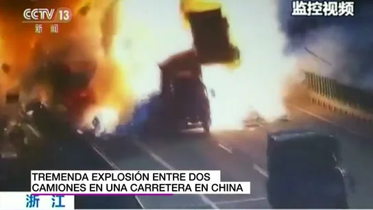 Impactante y gigantesca explosión tras el choque entre dos camiones en una carretera de China Impactante y gigantesca explosión tras el choque entre dos camiones en una carretera de China