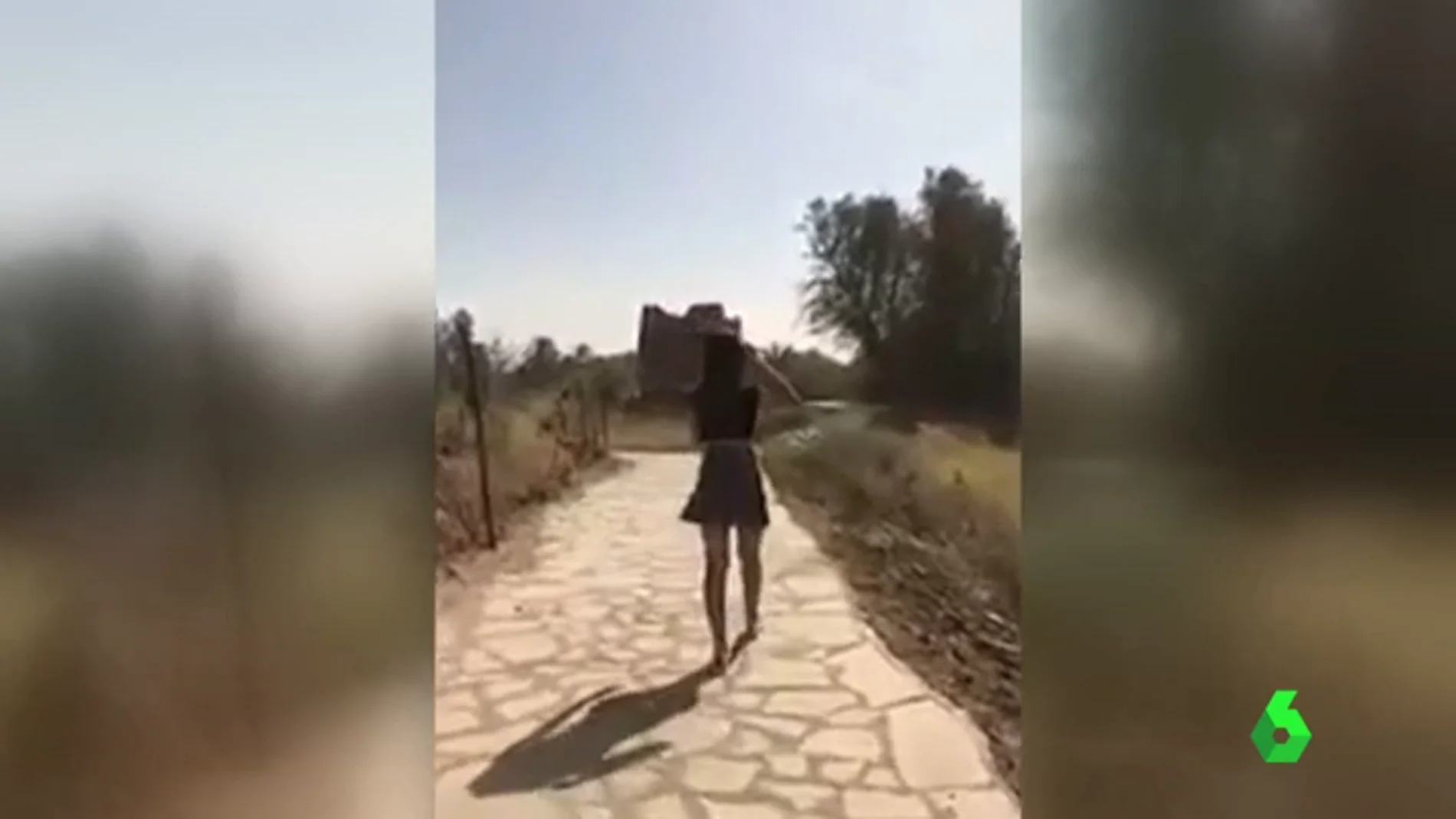 Arrestan a una joven modelo en Arabia Saudí por vestir minifalda en público
