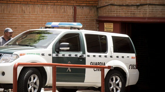 Un vehículo de la Guardia Civil traslada a Villar de su domicilio a la RFEF Un vehículo de la Guardia Civil traslada a Villar de su domicilio a la RFEF