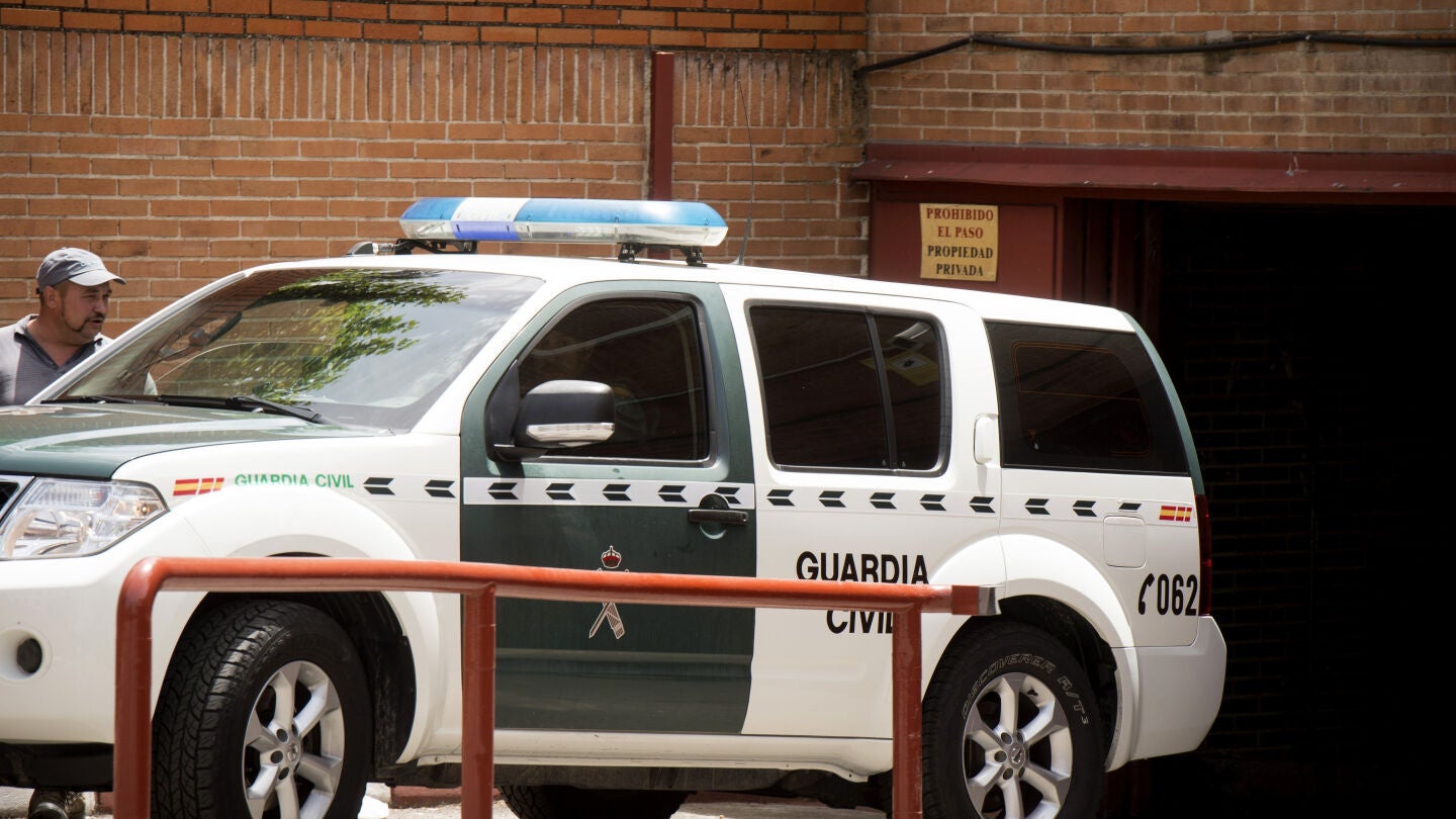 Un veh&iacute;culo de la Guardia Civil traslada a Villar de su domicilio a la RFEF