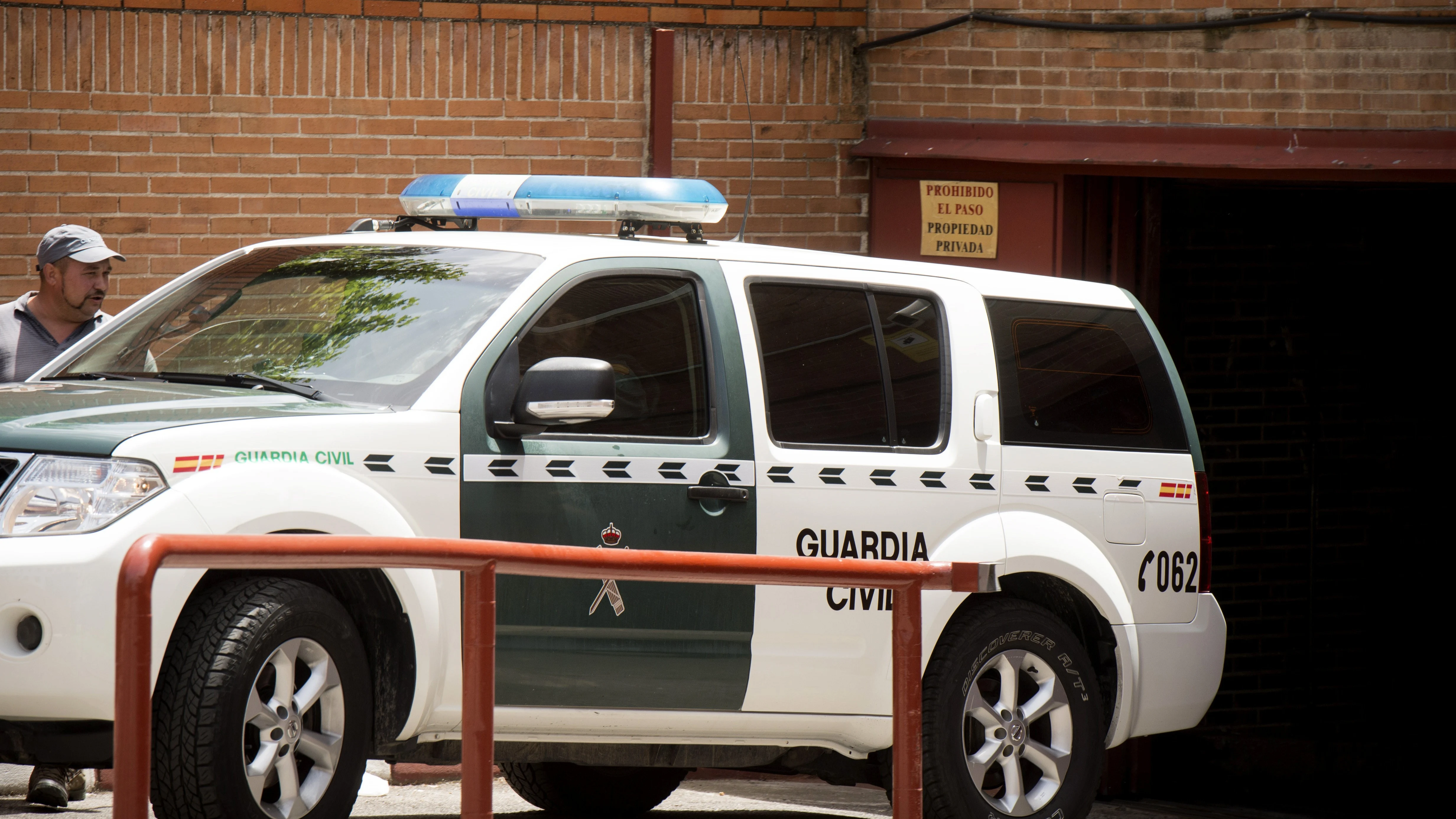 Un vehículo de la Guardia Civil traslada a Villar de su domicilio a la RFEF